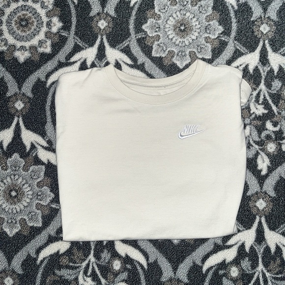 Nike tee - Picture 1 of 3